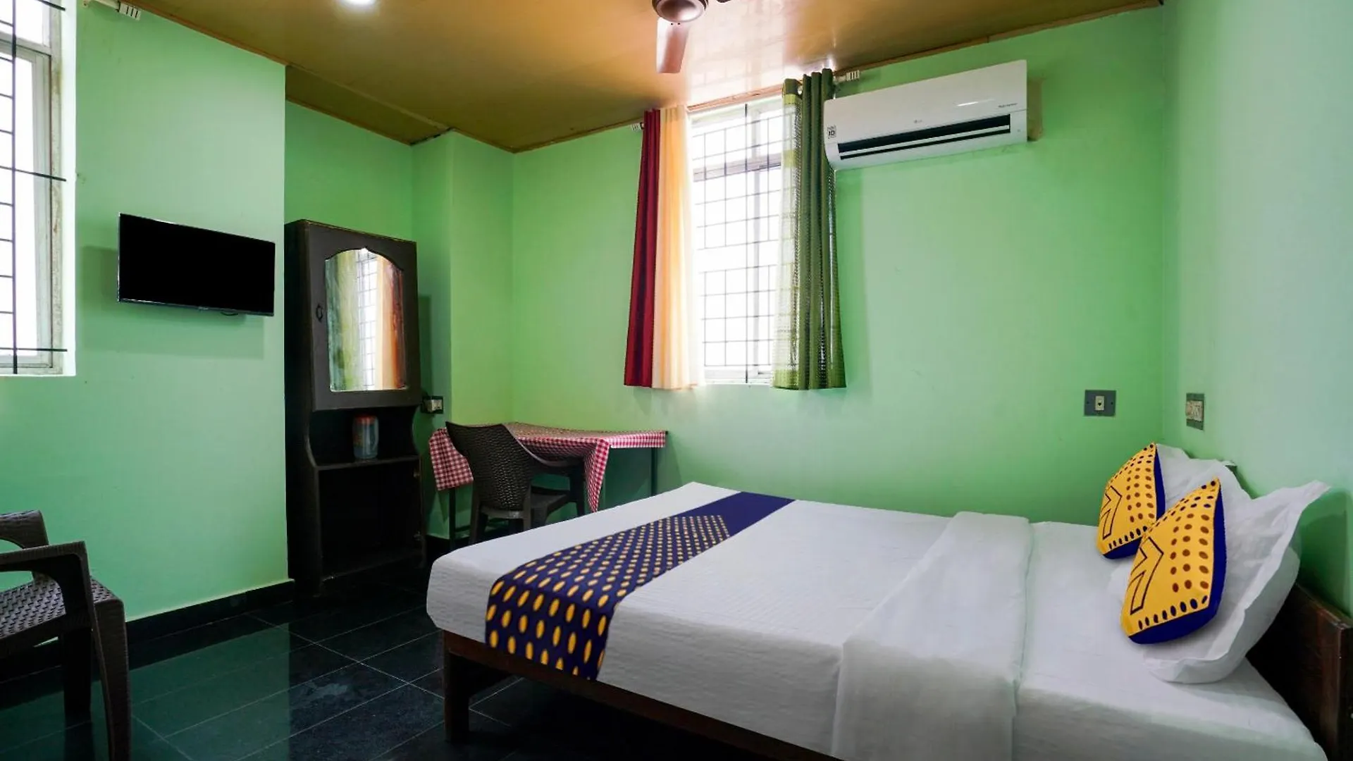 Spot On 81059 Karthika Stays Kazhakuttam Hotel